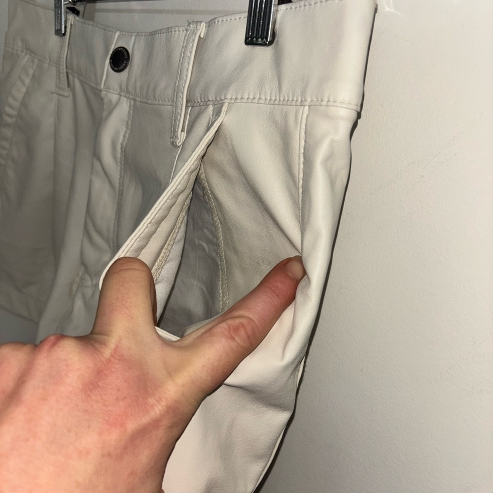 American Eagle Faux Leather Pleather Shorts Women’s Size 6 cream High Rise - Picture 3 of 11